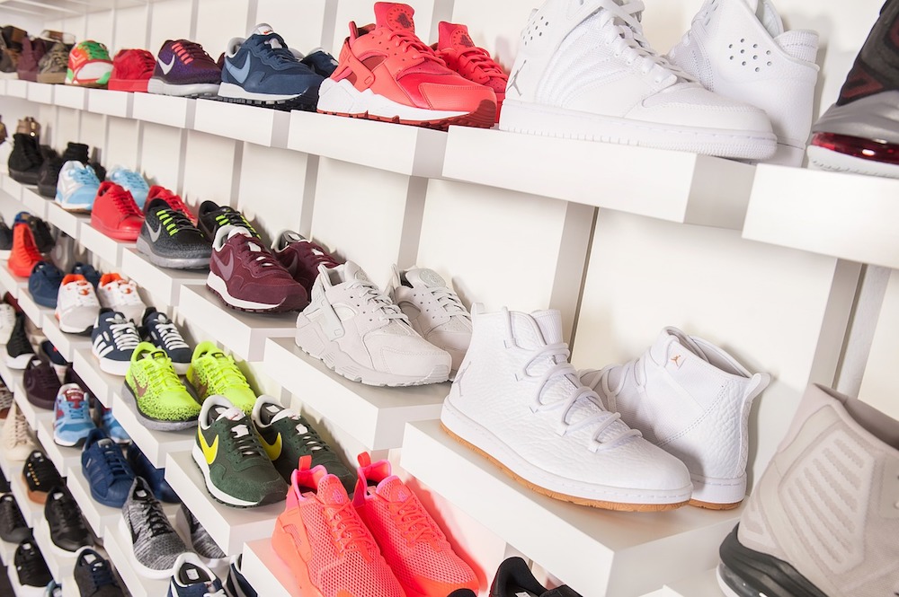 Regal mit verschiedenen Laufschuhen